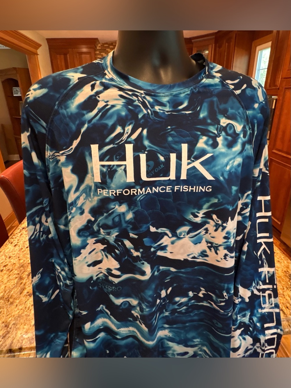 Huk Men's long sleeve Mossy Oak Long Sleeve Fishing shirt. Sharp water print. L
